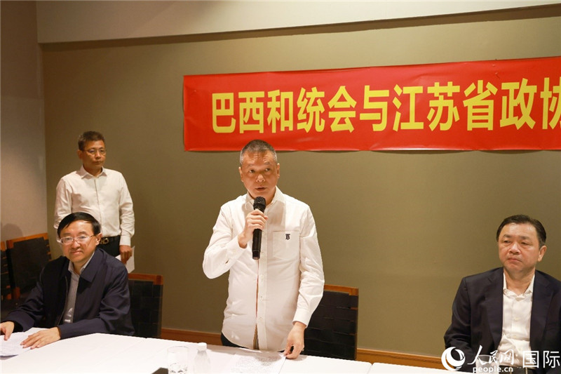 巴西和統(tǒng)會會長王俊曉（中）在座談會上致辭。人民網(wǎng)記者 陳海琪攝