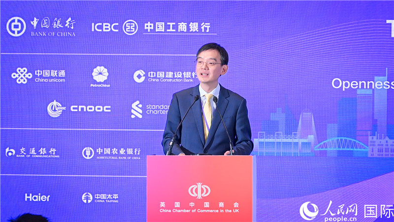英國(guó)中國(guó)商會(huì)會(huì)長(zhǎng)、中國(guó)銀行倫敦分行行長(zhǎng)方文建 致歡迎辭。人民網(wǎng) 郭錦標(biāo)攝