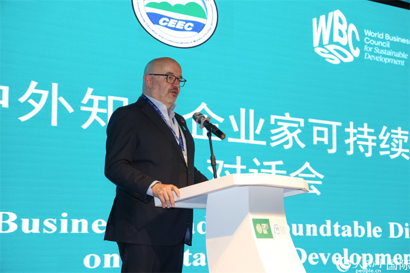 世界可持續(xù)發(fā)展工商理事會會長兼主席貝德凱致辭。人民網(wǎng)記者任皓宇攝