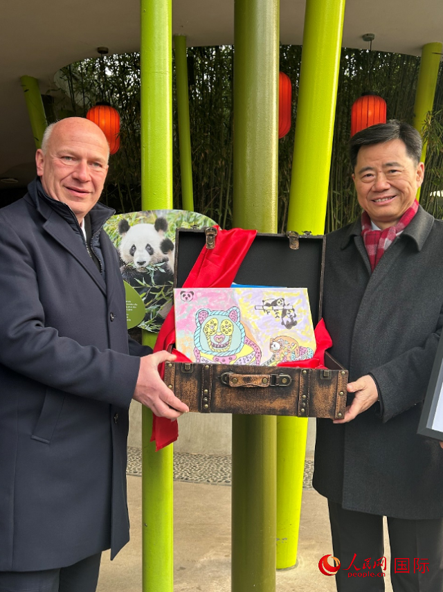 吳墾大使和韋格納市長手捧德國兒童為“夢想”“夢圓”準(zhǔn)備的手繪“送別大禮包”。人民網(wǎng)記者 徐馨攝