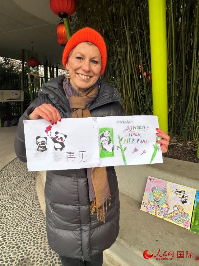 桑德拉和德國小朋友們的作品。右圖寫著“祝福好運，再見 Pit和Paule（“夢想”“夢圓”的德語名字）”。人民網(wǎng)記者 徐馨攝