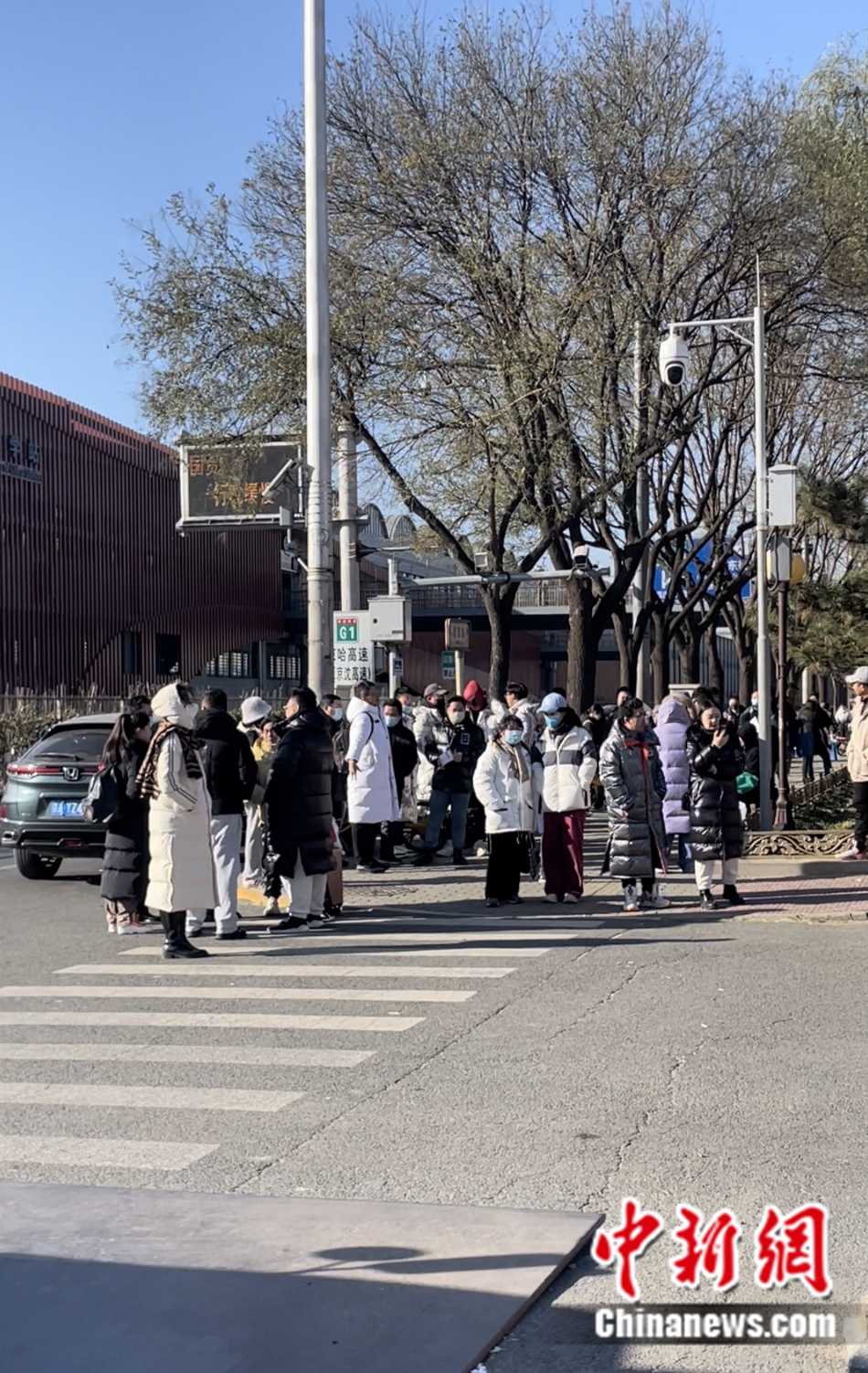 不少家長和老師在考場(chǎng)外等候。袁秀月 攝