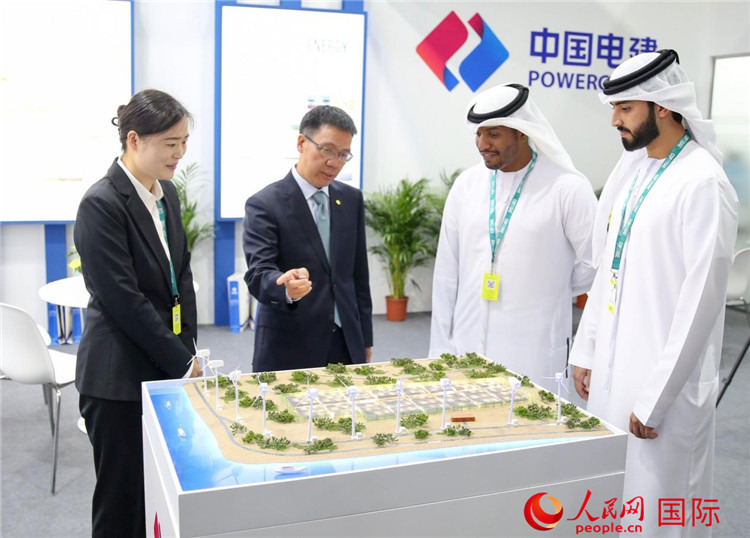 訪客在中國電建展臺參觀風(fēng)電項(xiàng)目沙盤。人民網(wǎng) 塔里克·易卜拉欣攝