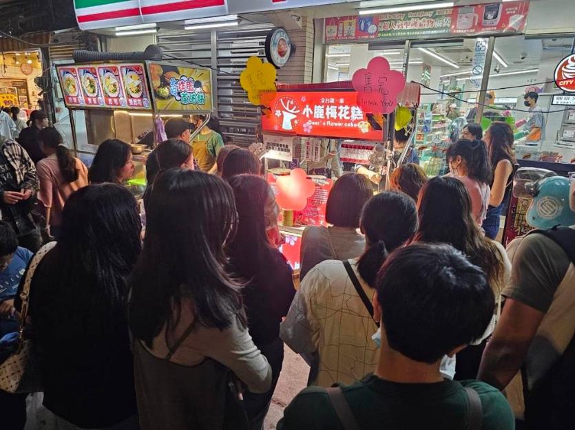 梅花糕攤前被民眾團團包圍。圖片來源：臺灣“中時新聞網”游定剛攝