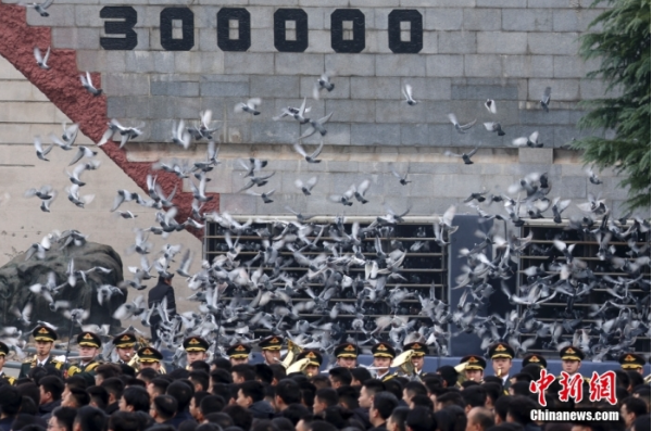 12月13日是第十個(gè)南京大屠殺死難者國(guó)家公祭日。當(dāng)天上午，南京大屠殺死難者國(guó)家公祭儀式在侵華日軍南京大屠殺遇難同胞紀(jì)念館舉行。圖為國(guó)家公祭儀式現(xiàn)場(chǎng)。中新社記者 泱波 攝