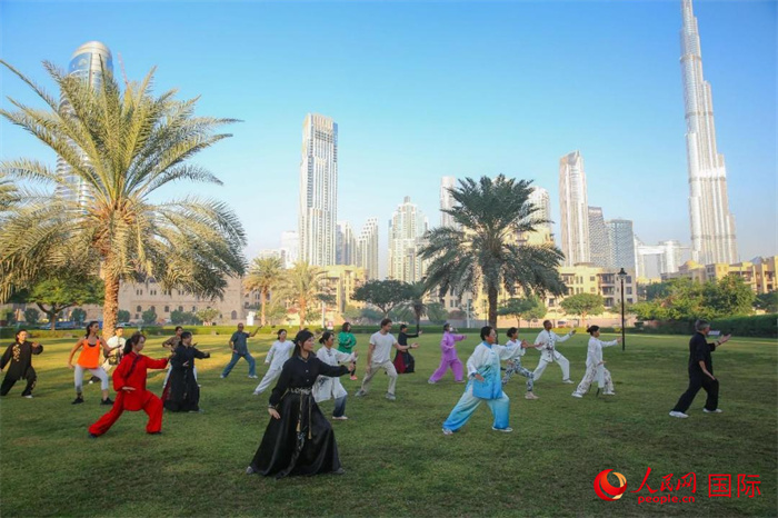 迪拜民眾在練習(xí)太極拳。人民網(wǎng) 塔里克·易卜拉欣攝