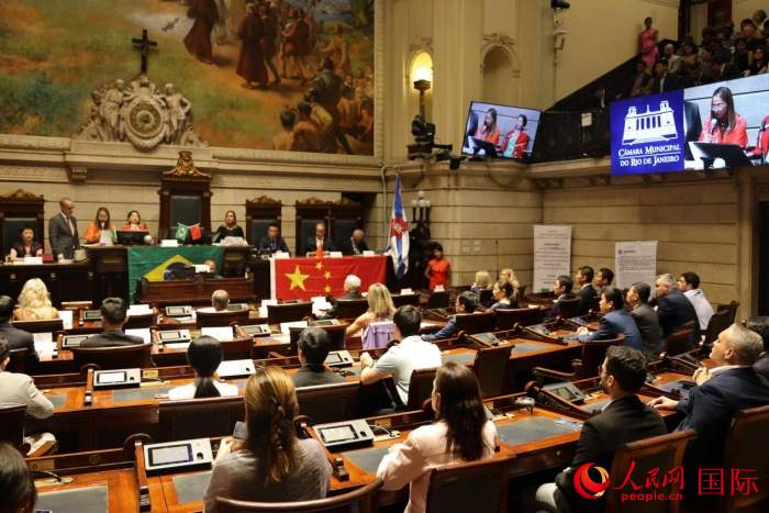 當(dāng)?shù)貢r(shí)間12月15日晚，巴西里約熱內(nèi)盧市議會(huì)在議會(huì)大廳舉行隆重儀式，向一批為推動(dòng)巴西和中國友好合作做出突出貢獻(xiàn)的機(jī)構(gòu)、團(tuán)體和個(gè)人授予“杰出貢獻(xiàn)獎(jiǎng)”。人民網(wǎng)記者 時(shí)元皓攝
