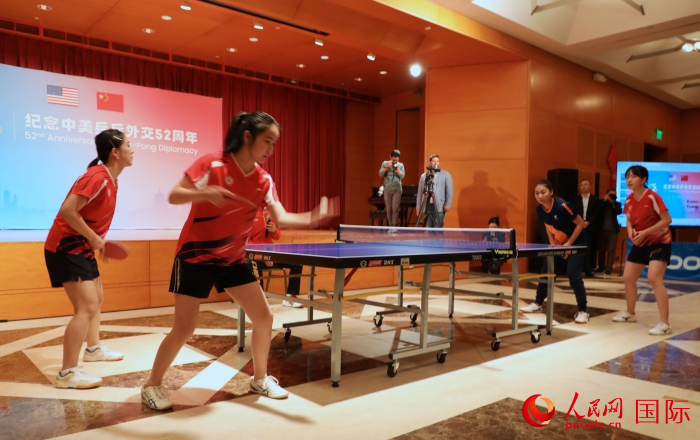 來自北京大學(xué)、美國弗吉尼亞大學(xué)的中美青年乒乓球運(yùn)動(dòng)員進(jìn)行表演賽。人民網(wǎng)記者 李志偉攝