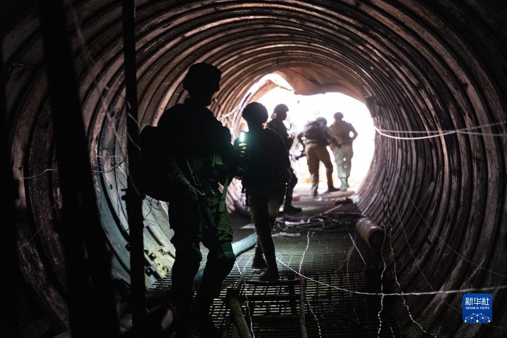 這張以色列國防軍12月17日發(fā)布的照片顯示，以軍地面部隊在加沙地帶發(fā)現(xiàn)一處大型地下隧道。新華社發(fā)