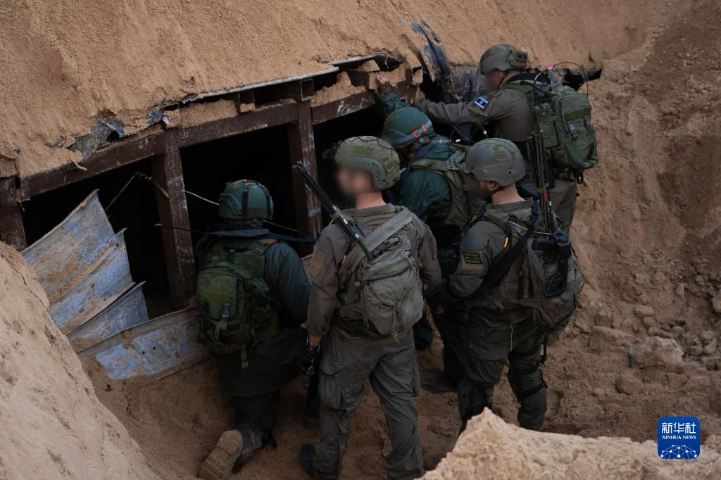 這張以色列國防軍12月17日發(fā)布的照片顯示，以軍地面部隊在加沙地帶發(fā)現(xiàn)一處大型地下隧道。新華社發(fā)