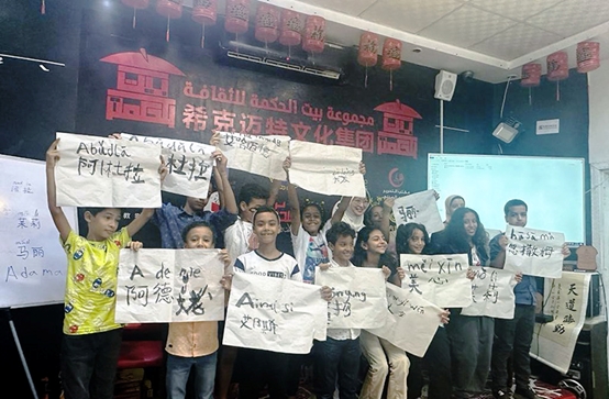 學(xué)著用中文書寫自己姓名的埃及兒童們。埃及?？诉~特文化集團供圖