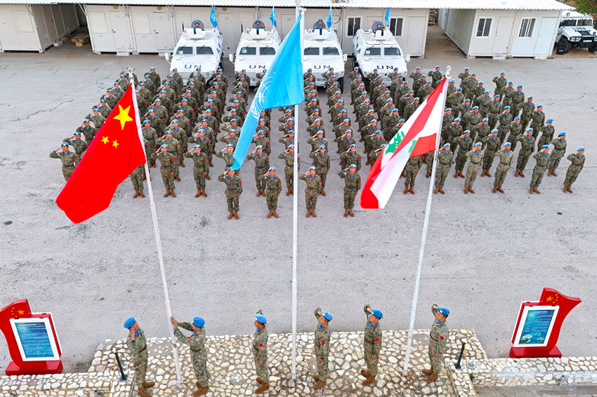 1月1日，中國(guó)第22批赴黎巴嫩維和官兵們舉行升旗儀式。胡光明攝