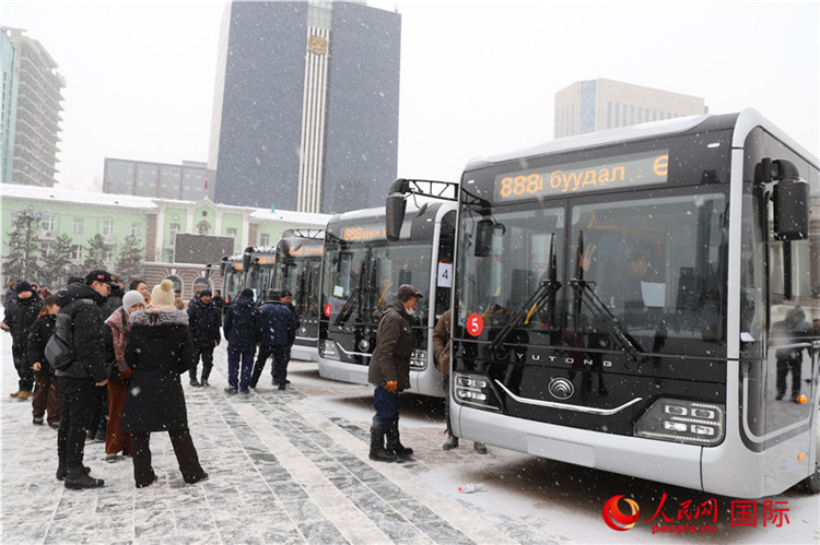 2023年12月29日，中國(guó)制造公交車(chē)在烏蘭巴托蘇赫巴托廣場(chǎng)展示。人民網(wǎng)記者 霍文攝
