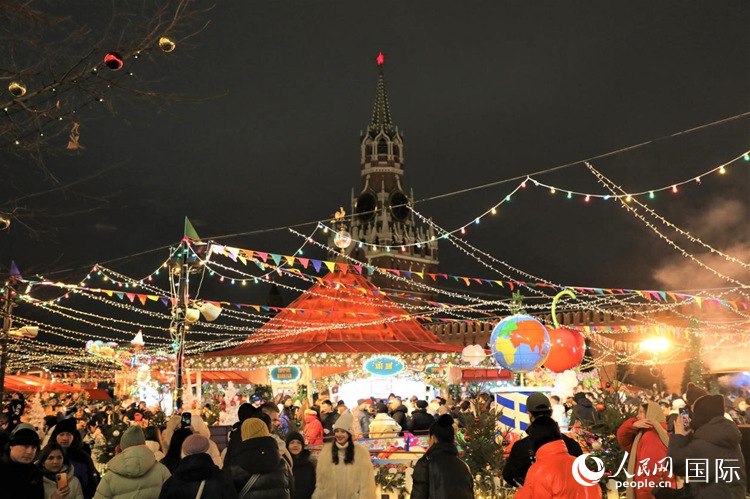 位于莫斯科紅場中央的“古姆”新年集市。人民網(wǎng)記者 隋鑫攝