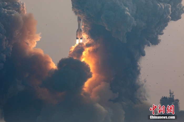 北京時間1月11日13時30分，引力一號遙一運載火箭由太原衛(wèi)星發(fā)射中心在山東海陽附近海域點火升空，將云遙一號18～20星3顆衛(wèi)星送入預定軌道，飛行試驗任務獲得圓滿成功。這是引力一號火箭首次飛行，創(chuàng)造全球最大固體運載火箭、中國運力最大民商火箭紀錄。圖/太原衛(wèi)星發(fā)射中心