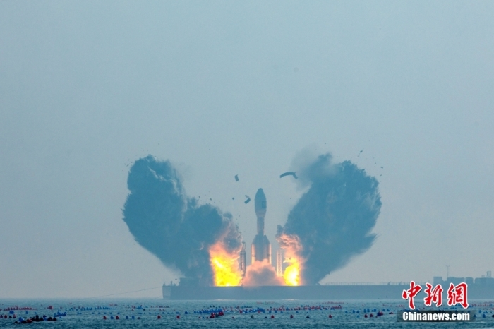 北京時間1月11日13時30分，引力一號遙一運載火箭由太原衛(wèi)星發(fā)射中心在山東海陽附近海域點火升空，將云遙一號18～20星3顆衛(wèi)星送入預定軌道，飛行試驗任務獲得圓滿成功。這是引力一號火箭首次飛行，創(chuàng)造全球最大固體運載火箭、中國運力最大民商火箭紀錄。圖/太原衛(wèi)星發(fā)射中心