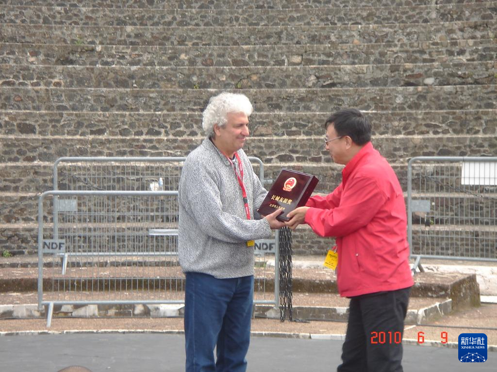 這是2010年帕特里克·索米耶（圖左）獲頒北京市人民政府授予的“長城友誼獎”時的資料照片。新華社發(fā)（受訪對象供圖）