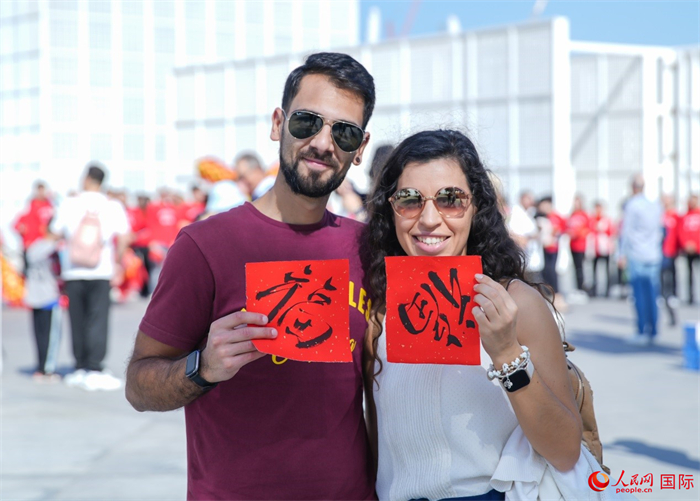 游客展示“福”字。人民網(wǎng) 塔里克·易卜拉欣攝