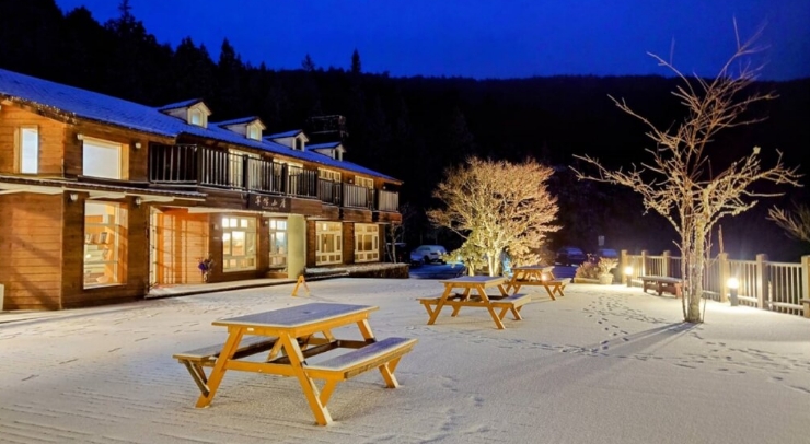 位在宜蘭縣內(nèi)的太平山森林游樂(lè)區(qū)23日凌晨開始下雪，園區(qū)翠峰山屋前一片雪白。圖片來(lái)源：臺(tái)灣“中央社”。
