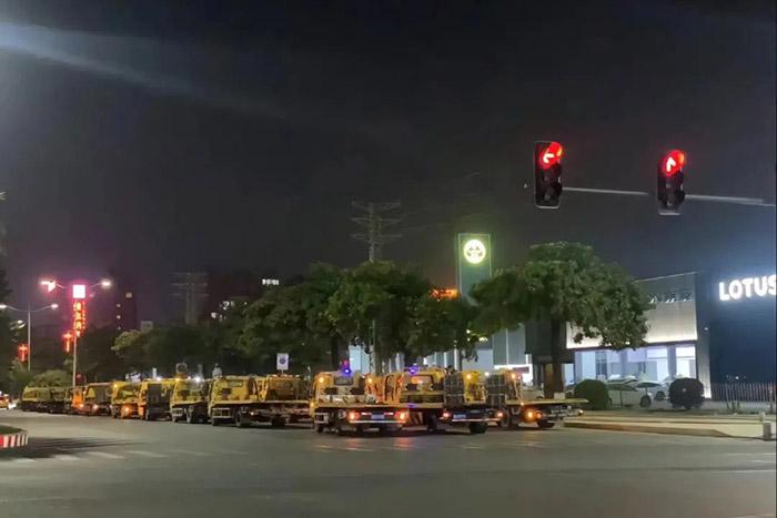 有多輛拖車出現(xiàn)在東莞寮步汽車城門口。視頻截圖