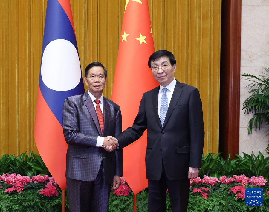 1月22日，中共中央政治局常委、全國政協(xié)主席王滬寧在北京會見老撾人民革命黨中央政治局委員、建國陣線中央委員會主席辛拉馮。新華社記者 王曄 攝