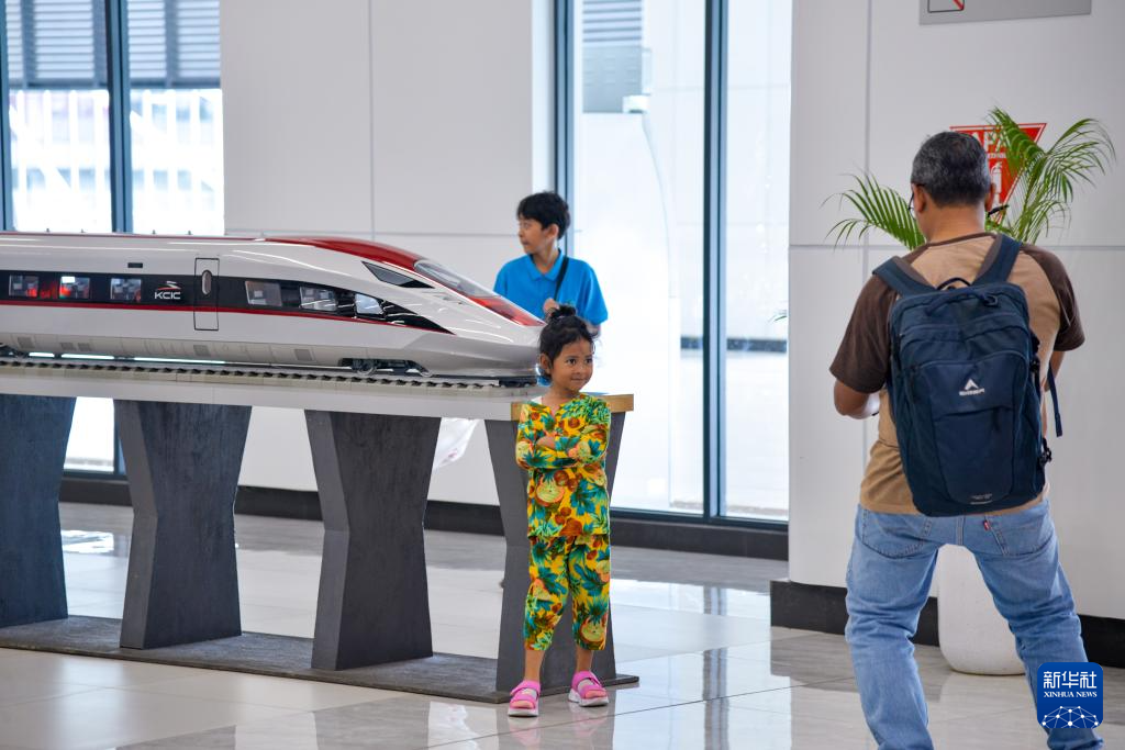 1月24日，在印度尼西亞雅加達(dá)哈利姆站候車大廳，一名小朋友和雅萬高鐵高速動(dòng)車組模型合影。新華社記者 徐欽 攝