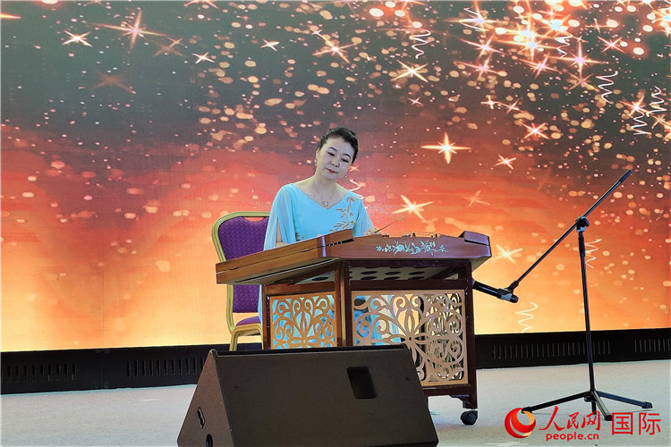 揚(yáng)琴演奏家劉艮演奏《夢中的婚禮》。人民網(wǎng)記者 于宏建攝