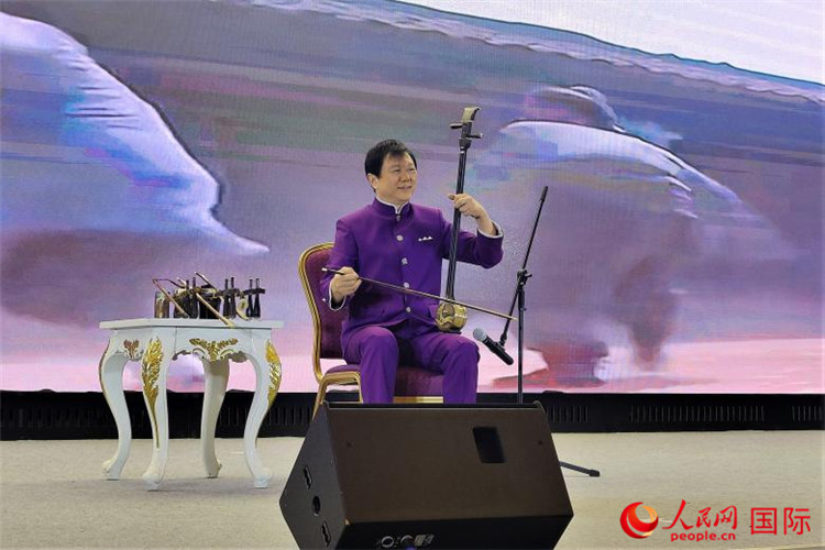二胡演奏家、國家一級演員王之輝演奏《新春樂》。人民網(wǎng)記者 于宏建攝