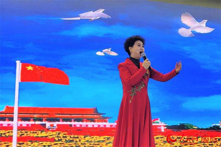 女高音歌唱家、國家一級演員江如虹演唱《我愛你中國》。人民網(wǎng)記者 于宏建攝