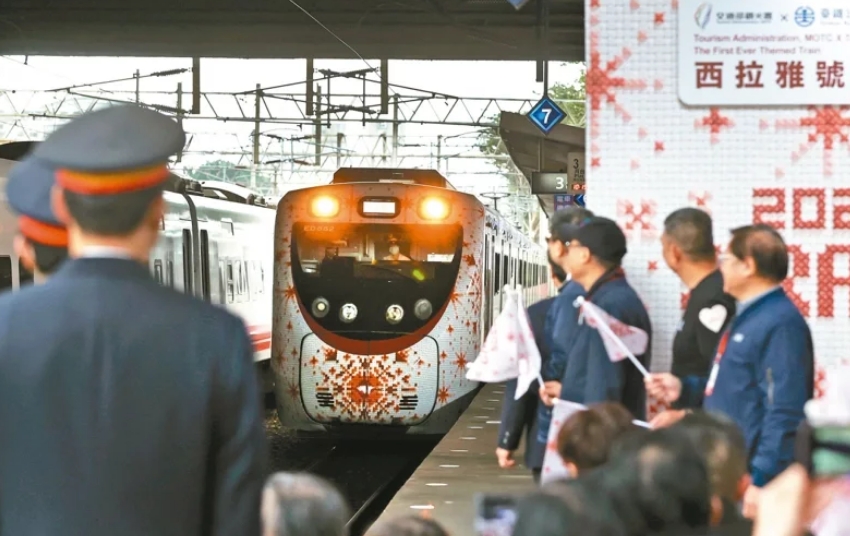 圖為彩繪列車(chē)“SIRAYA西拉雅號(hào)”。圖片來(lái)源：臺(tái)灣《聯(lián)合報(bào)》侯永全攝