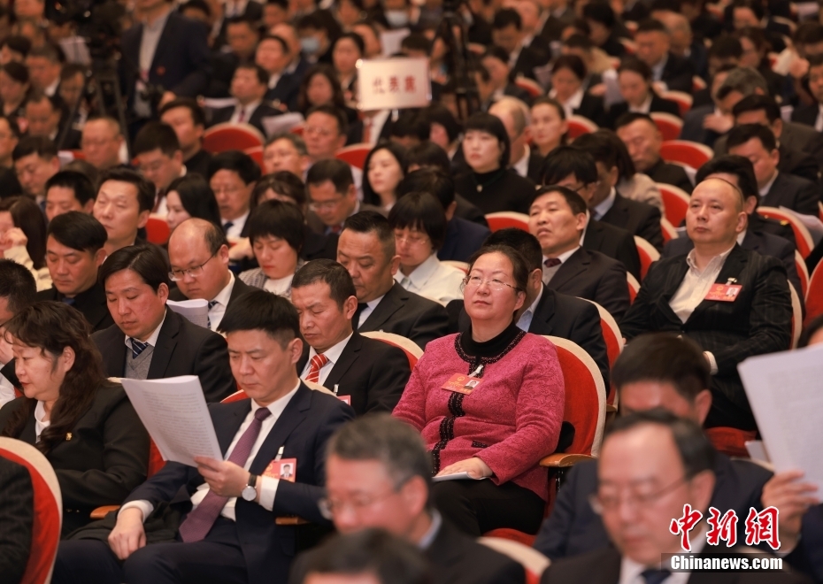 1月23日，安徽省第十四屆人民代表大會(huì)第二次會(huì)議在合肥開幕。圖為代表委員認(rèn)真聽取政府工作報(bào)告。
