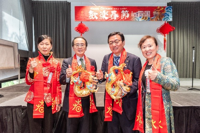 向池田知事、大西市長贈送“歡樂春節(jié)“吉祥龍。從左到右為魏有美副總領事、池田豊人知事、大西秀人市長、馬曉琛主任。中國駐大阪旅游辦事處供圖