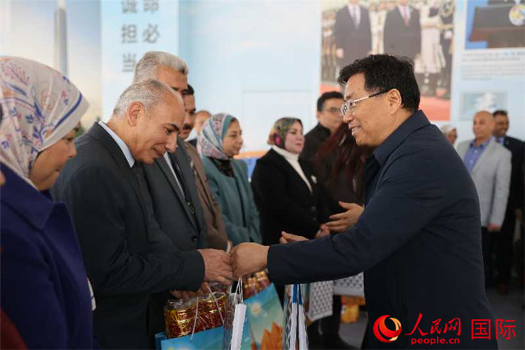 中建埃及分公司董事長常偉才為埃及師生發(fā)放新年禮包。人民網(wǎng)記者 黃培昭攝
