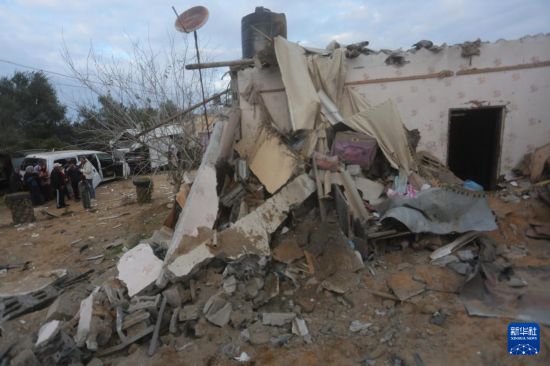 2月5日，在加沙地帶南部城市拉法，人們查看以軍空襲后的建筑廢墟。新華社發(fā)（哈立德·奧馬爾攝）