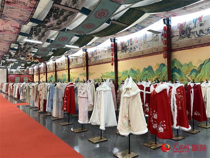 1月24日，在山東省菏澤市曹縣大集鎮(zhèn)穿越大唐漢服云倉直播基地展廳里擺放的漢服。 人民網(wǎng) 周琳佳攝