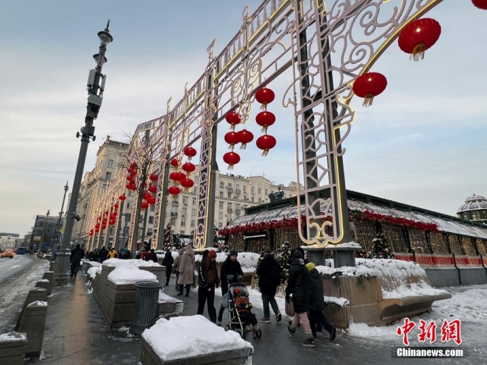 當?shù)貢r間2月9日，中國農(nóng)歷新年慶?；顒訂觾x式在莫斯科市中心的卡梅爾格爾斯基巷舉行。圖為特維爾大街裝飾的中國大紅燈籠。<a target='_blank' href='/'><p  align=