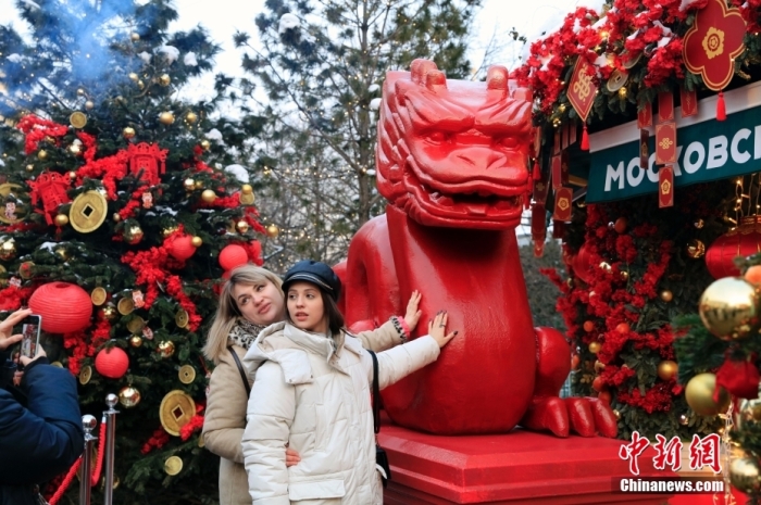 當?shù)貢r間2月9日，中國農(nóng)歷新年慶?；顒訂觾x式在莫斯科市中心的卡梅爾格爾斯基巷舉行。中國駐俄大使張漢暉，俄羅斯外交部發(fā)言人扎哈羅娃，以及俄羅斯文化部和莫斯科市政府官員出席。慶祝活動將持續(xù)至18日。圖為當?shù)孛癖娫谔鼐S爾廣場與龍雕塑合影。