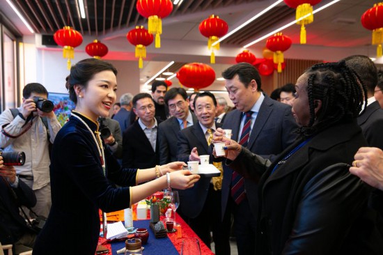 2月2日，人們在位于意大利羅馬的聯(lián)合國糧農(nóng)組織總部體驗中國茶藝。新華社記者李京攝