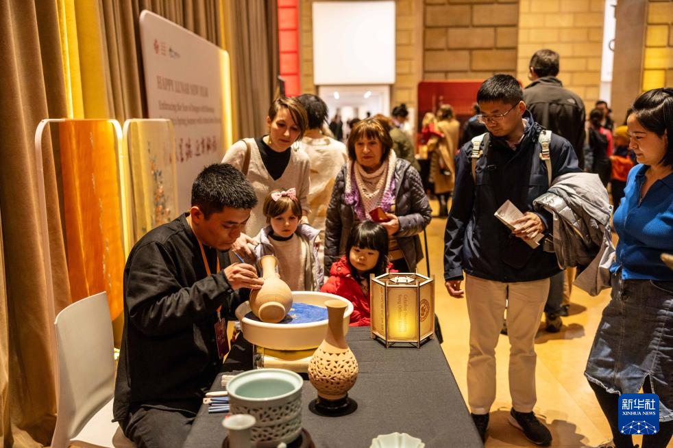 2月11日，參觀者在美國費城藝術(shù)博物館舉行的龍年迎新春活動上觀看瓷器制作。新華社發(fā)（周煥新攝）