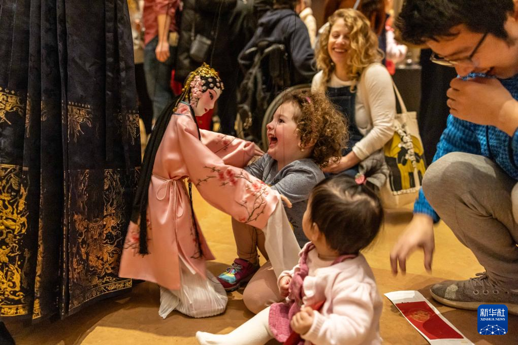 2月11日，孩子們在美國費城藝術(shù)博物館舉行的龍年迎新春活動上體驗?zāi)九紤?。新華社發(fā)（周煥新攝）