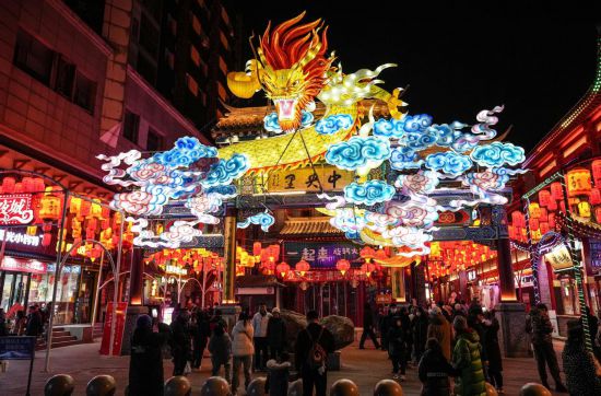 2月11日，游客在沈陽中街游覽。春節(jié)期間，各地?zé)艋痂?、火樹銀花，呈現(xiàn)出一幕幕流光溢彩的視覺盛宴。（新華社記者潘昱龍攝）