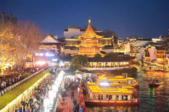 2月14日，游客在南京夫子廟景區(qū)賞燈游玩。（新華社發(fā)，蘇陽攝）