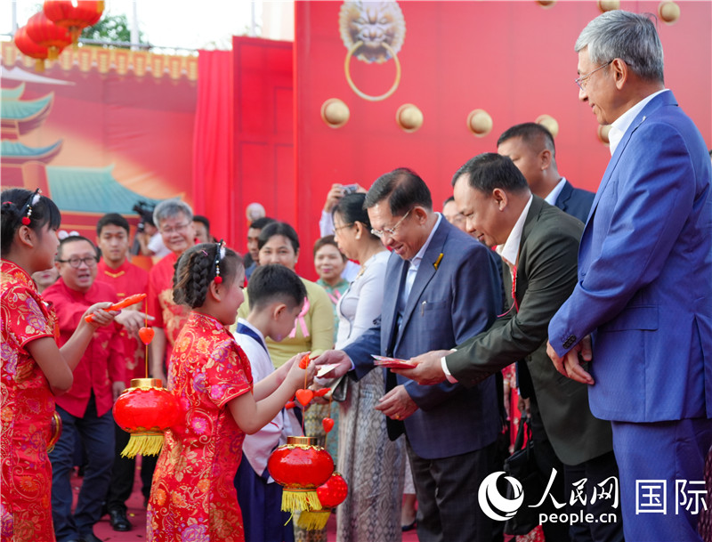 在活動現(xiàn)場，敏昂萊主席夫婦根據(jù)當?shù)貍鹘y(tǒng)向兒童送祝福1-人民網(wǎng)記者謝佳君攝