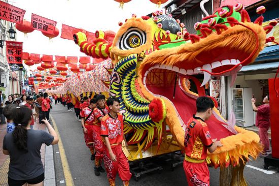 2月1日，由馬來西亞和中國的100多名青少年組成的舞龍隊在馬來西亞馬六甲市雞場街上共舞一條近200米的“長龍”。這是活動現(xiàn)場的“長龍”。新華社記者程一恒攝