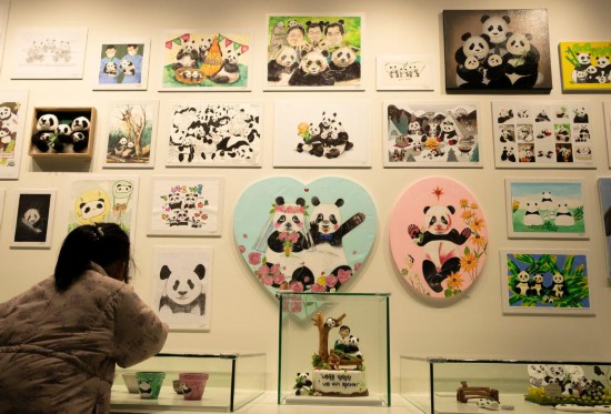 2月20日，一位小朋友在看“福寶”家族的創(chuàng)意作品。新華社記者姚琪琳攝