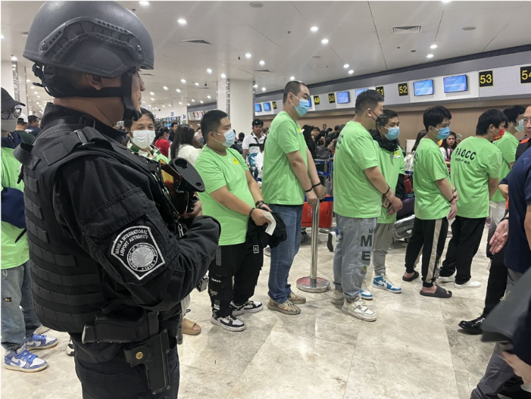中國和菲律賓兩國執(zhí)法部門合作遣返在菲從事離岸博彩的中國公民。駐菲律賓使館供圖