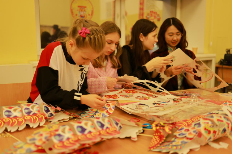 俄羅斯小朋友體驗(yàn)中國(guó)傳統(tǒng)手工藝。俄羅斯國(guó)立人文大學(xué)孔子學(xué)院供圖