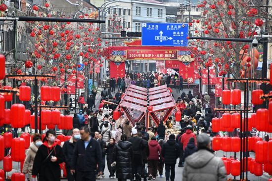 2024年2月18日，游客在2024年青島蘿卜·元宵·糖球會(huì)上消費(fèi)、游玩。新華社記者李紫恒攝