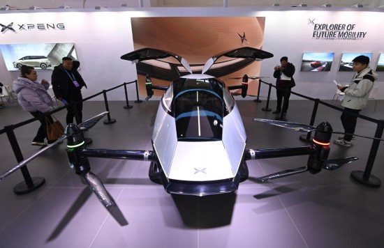 2023年12月1日，在鏈博會(huì)智能汽車鏈展區(qū)小鵬汽車展臺(tái)，參觀者觀看一臺(tái)智能飛行器。新華社記者蔡湘鑫攝