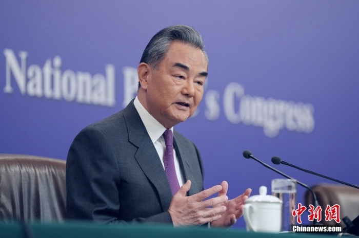 3月7日，十四屆全國人大二次會議在北京舉行記者會，中共中央政治局委員、外交部長王毅就中國外交政策和對外關(guān)系相關(guān)問題回答中外記者提問。<a target='_blank' href='/'><p  align=